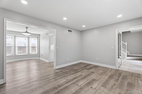 Tiny photo for 425 Lakes Edge Drive, Oxford Village, MI 48371 (MLS # 20261014598)