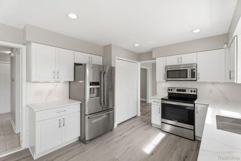 Tiny photo for 425 Lakes Edge Drive, Oxford Village, MI 48371 (MLS # 20261014598)