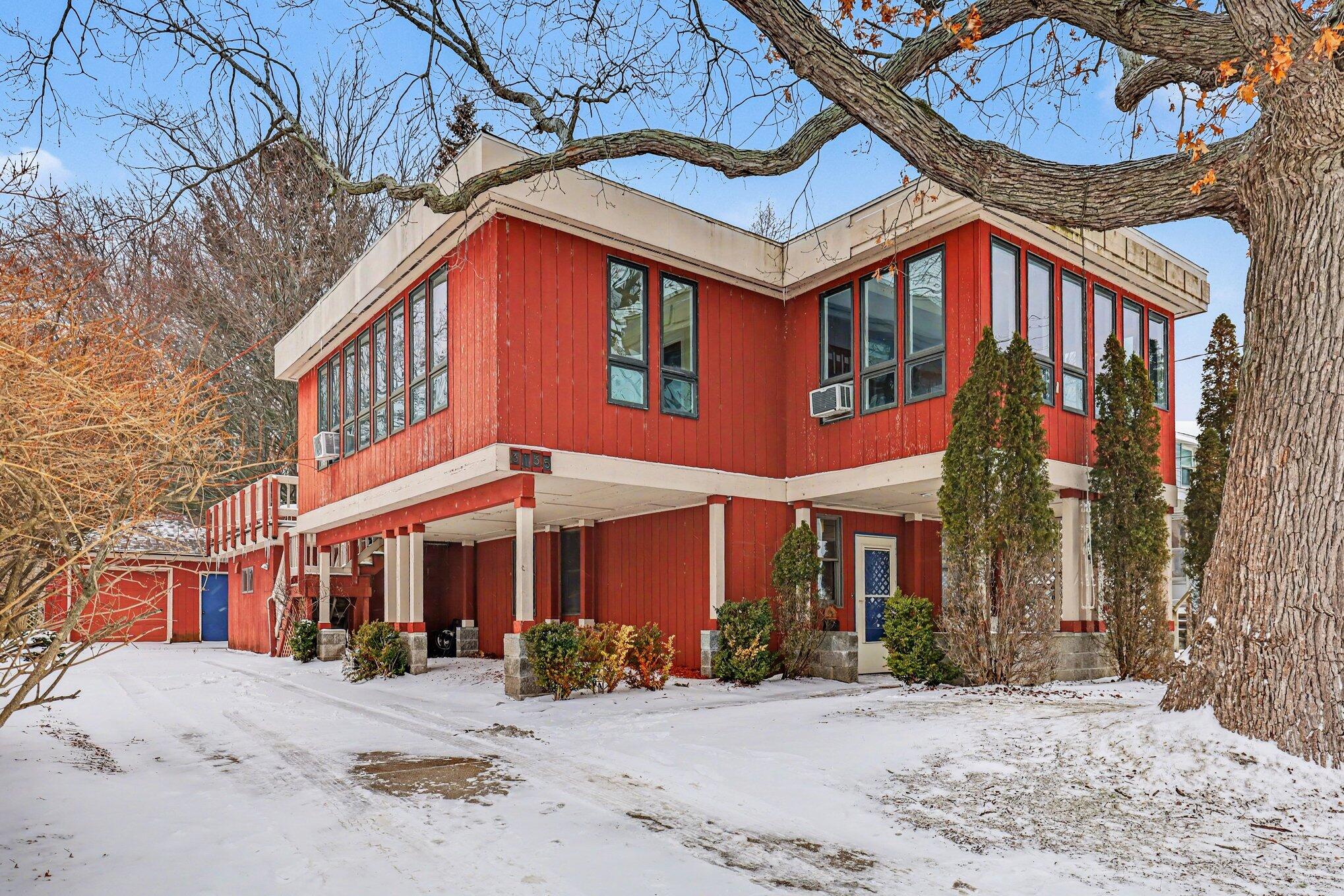 3135 Lakeshore Drive