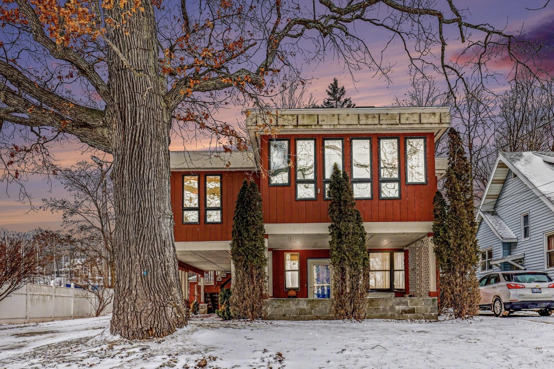 3135 Lakeshore Drive