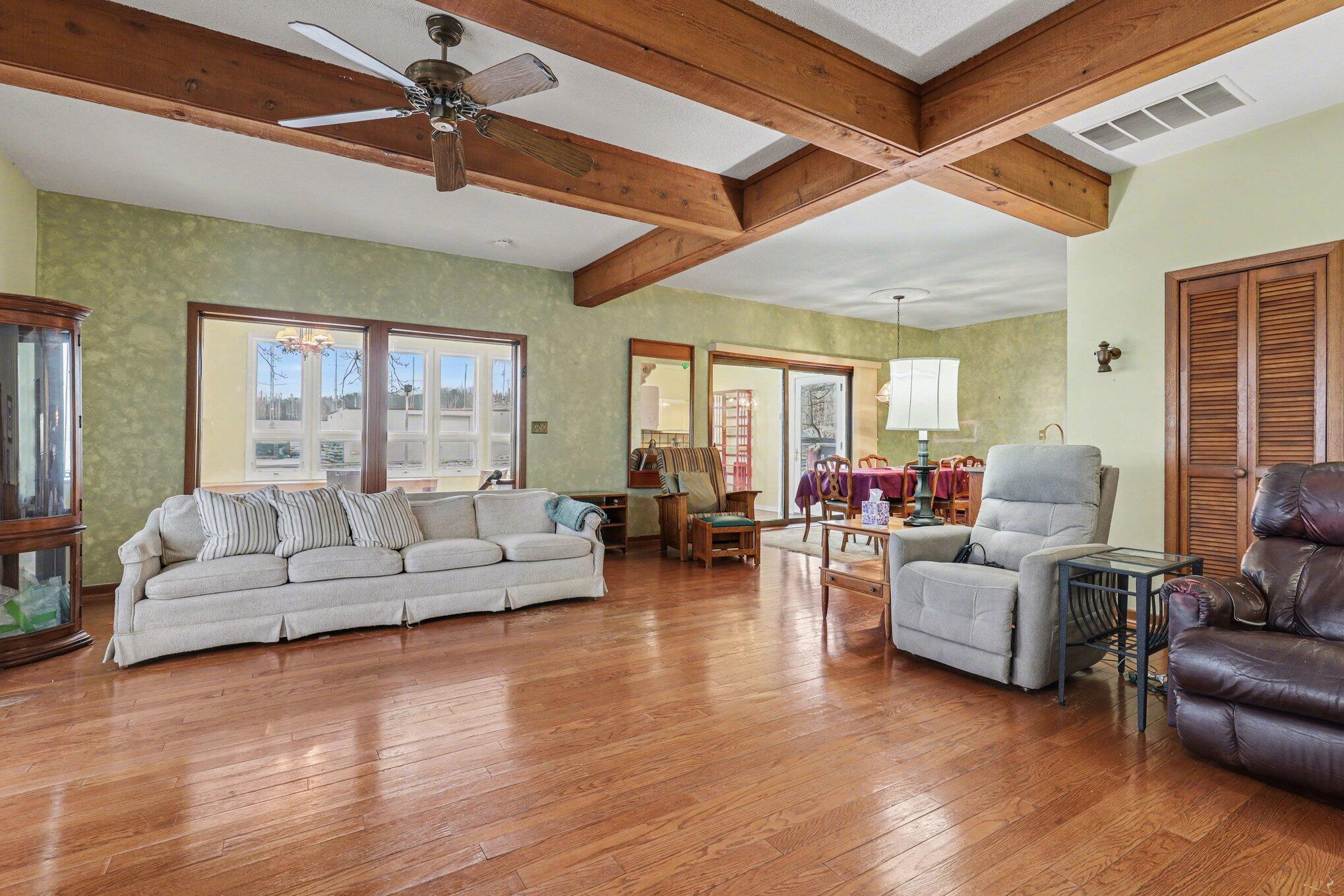 3135 Lakeshore Drive