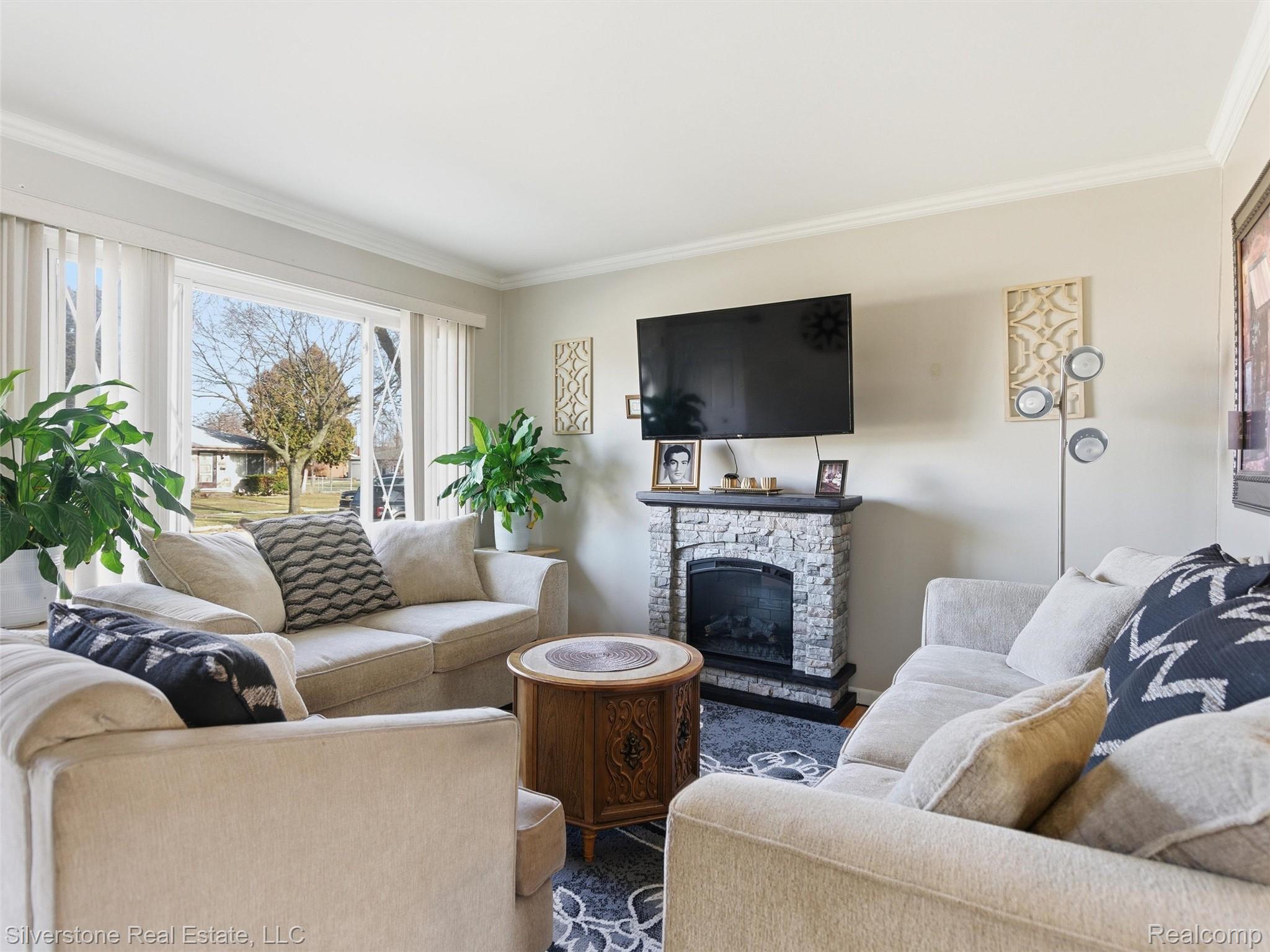 3526 Hillcrest Drive