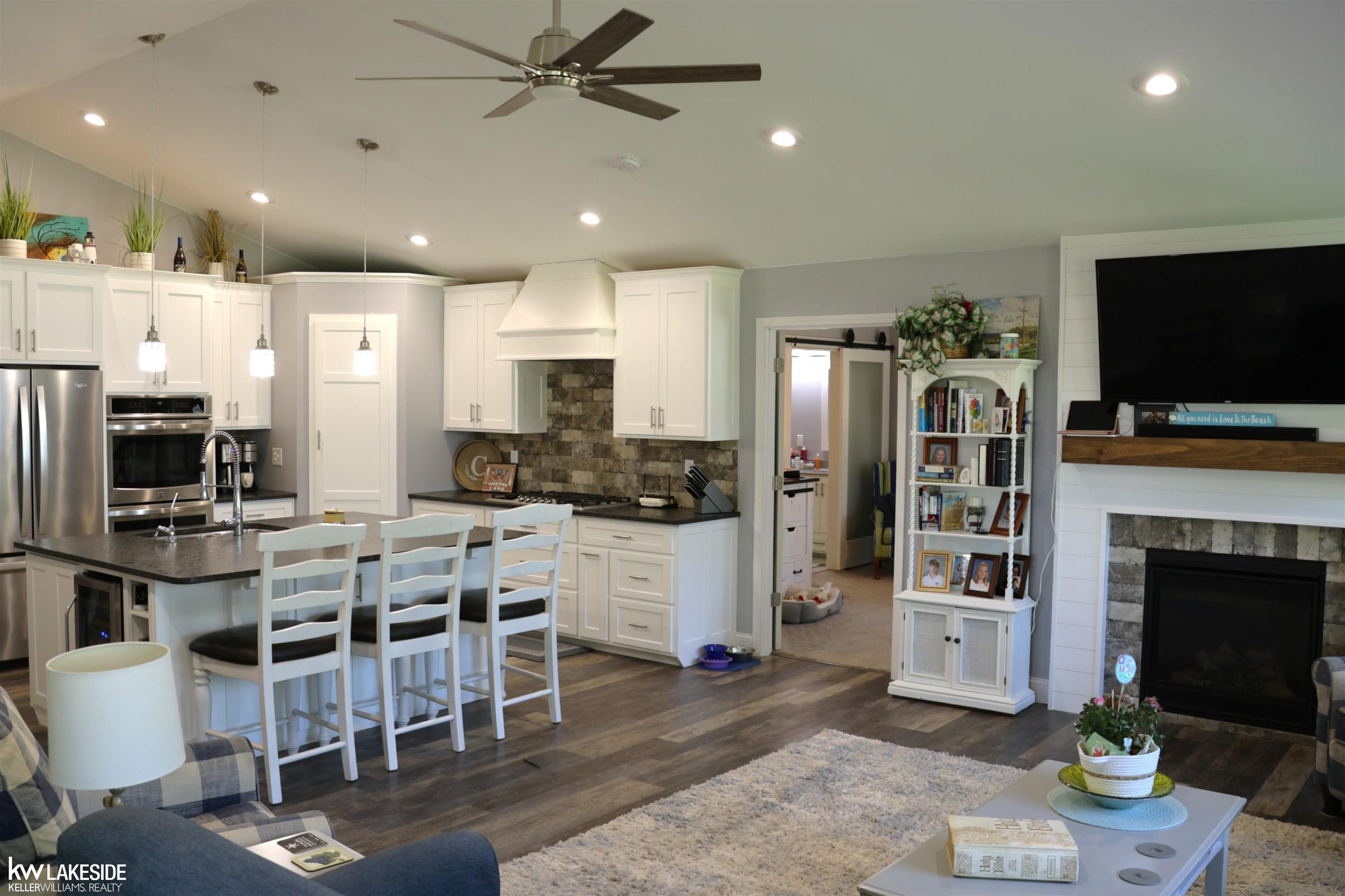 521 W River Court