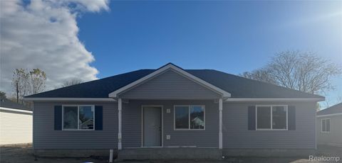 23268 Wellington Avenue Warren City MI 48089