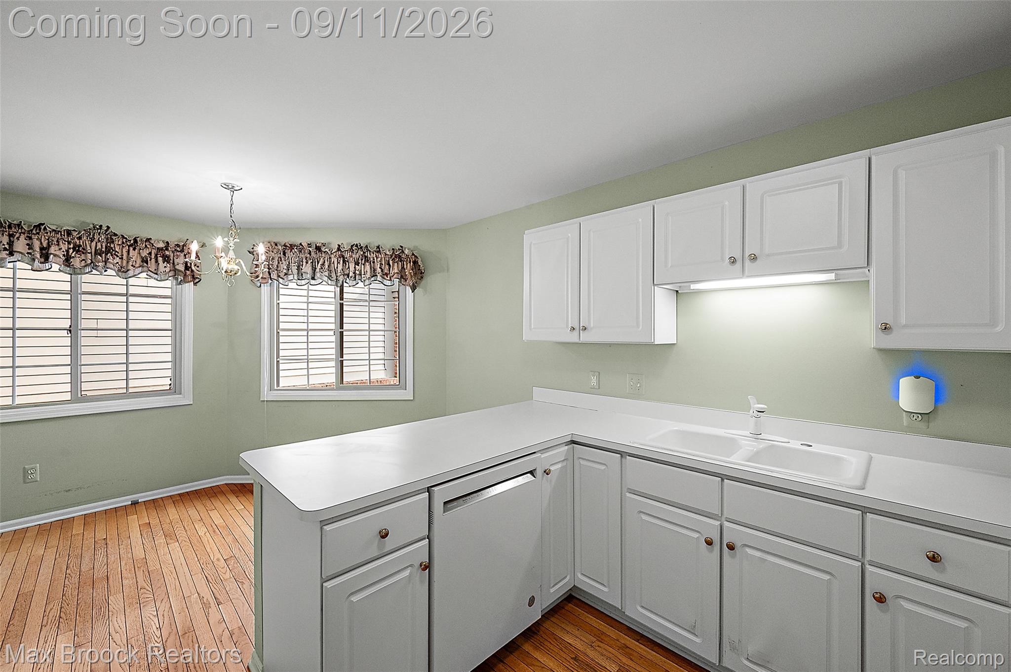 305 Pineknoll Court