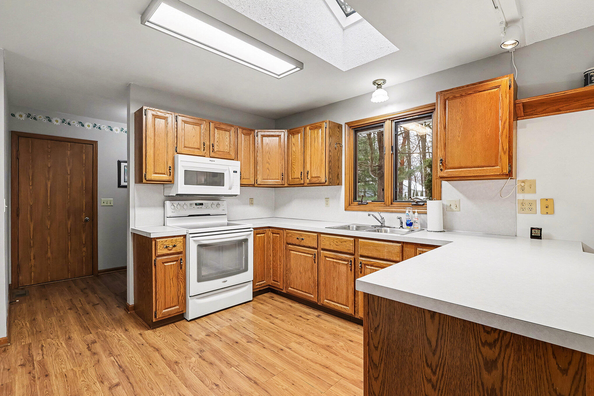 653 W Lakewood Boulevard