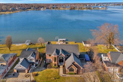 985 JAMES K Boulevard Sylvan Lake City MI 48341