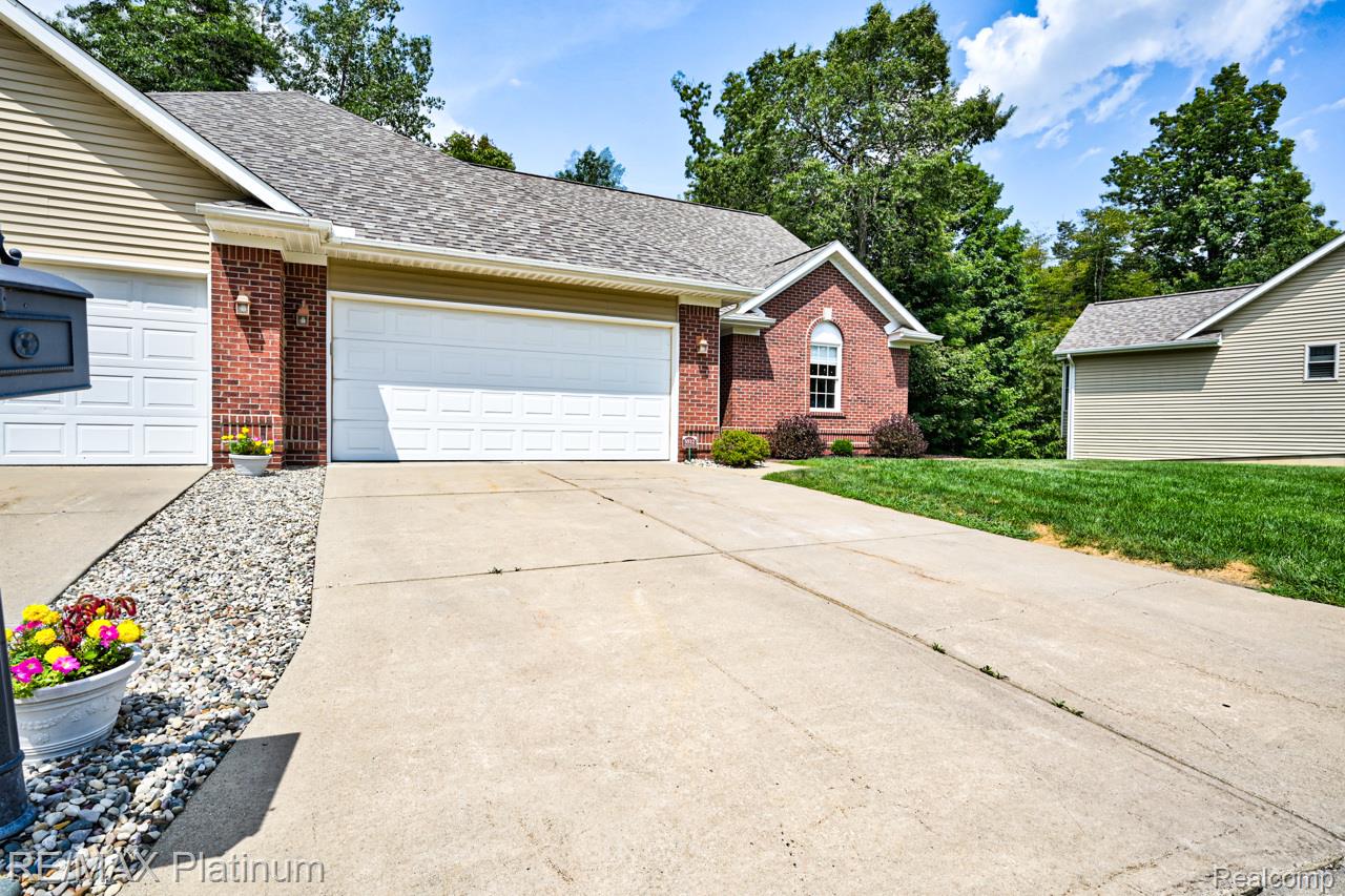 5512 Hidden Oaks Circle