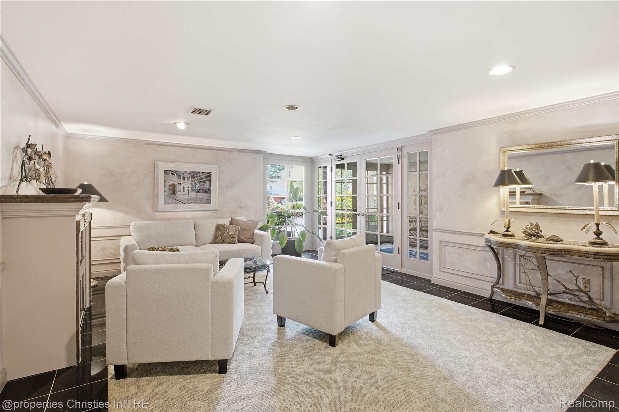 450 Oak Avenue 203