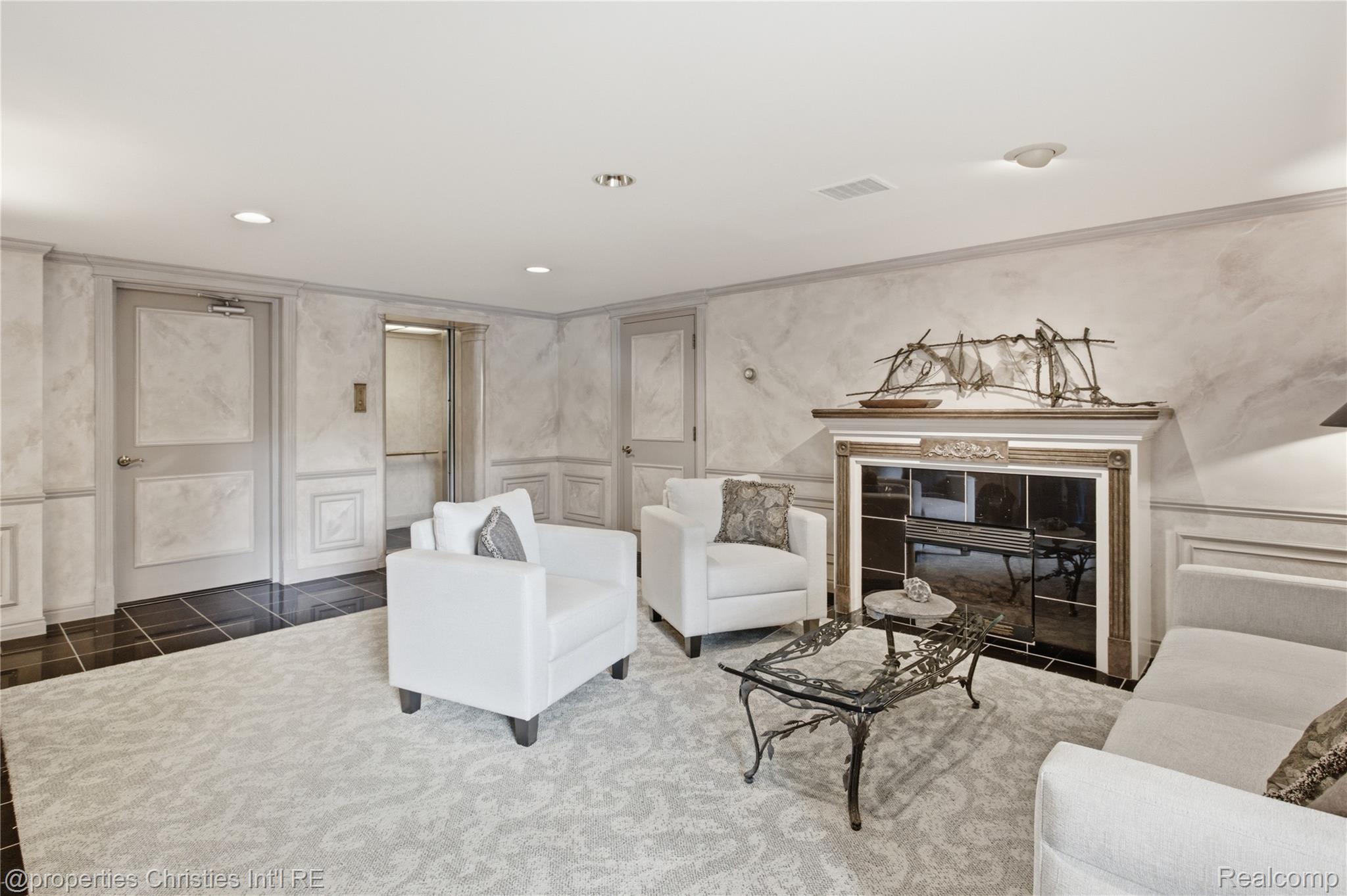 450 Oak Avenue 203