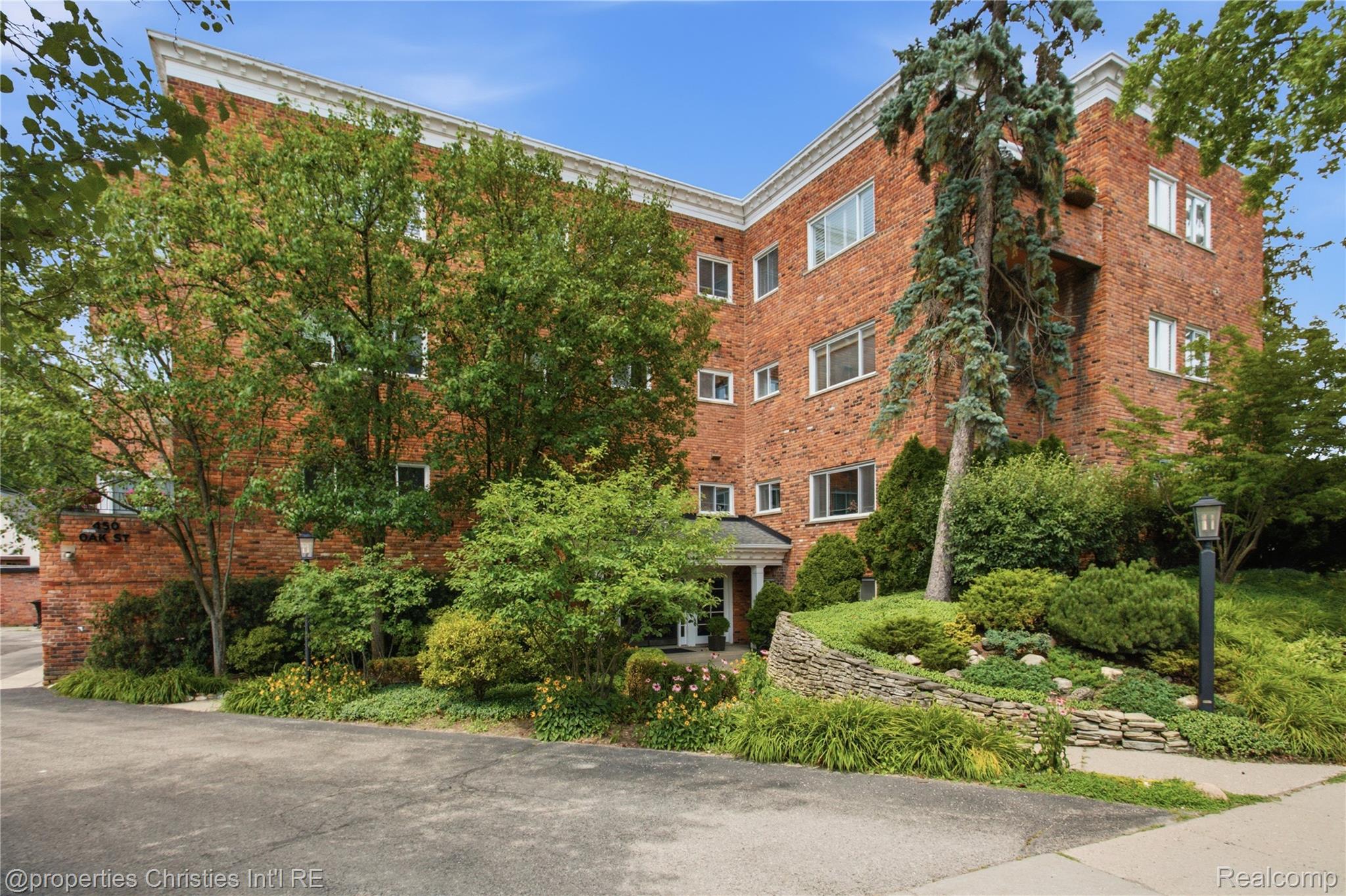 450 Oak Avenue 203