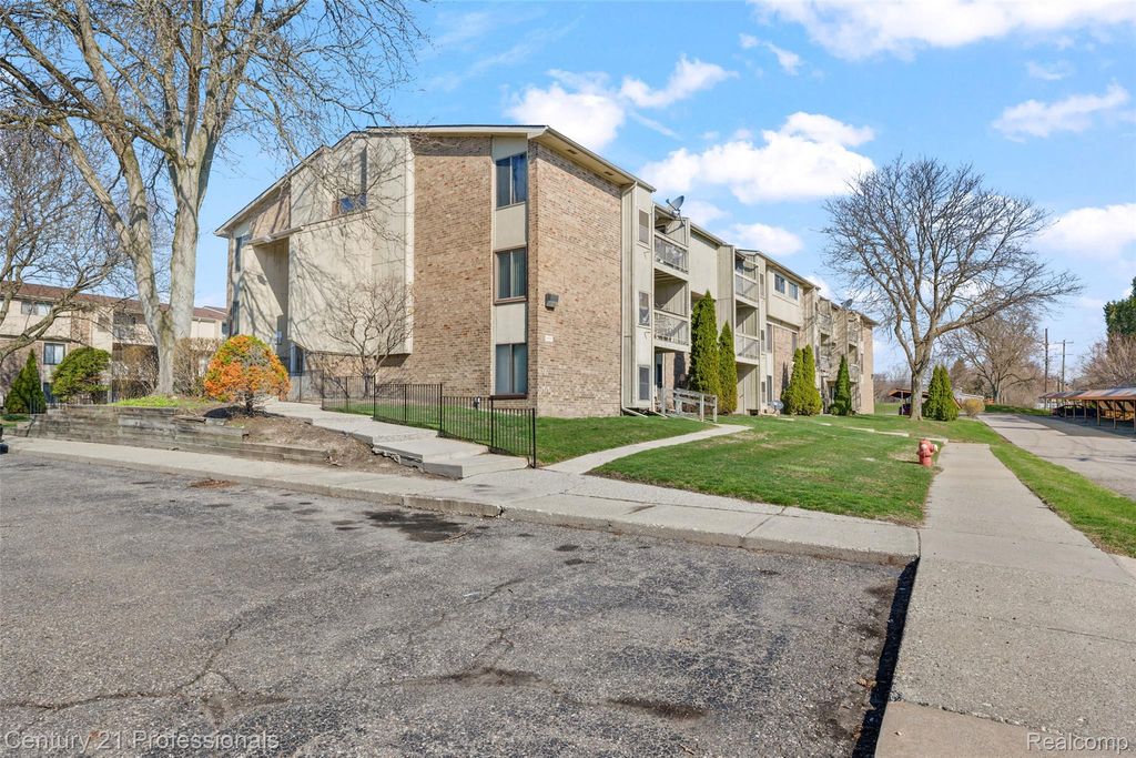 Photo of 30515 W 14 Mile Road #26, Farmington Hills City, MI 48334 (MLS # 20261018826)