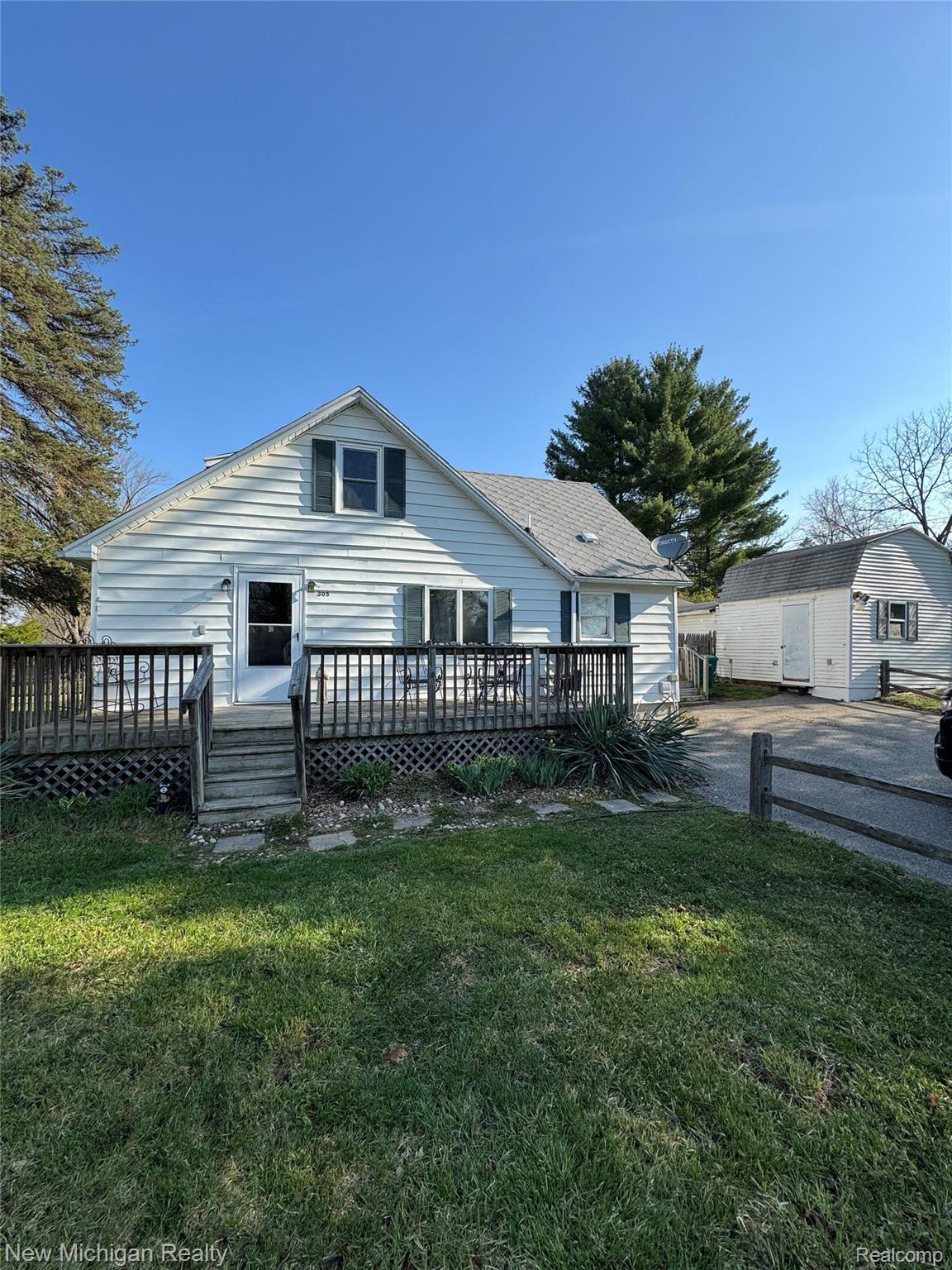 305 E Rolfe