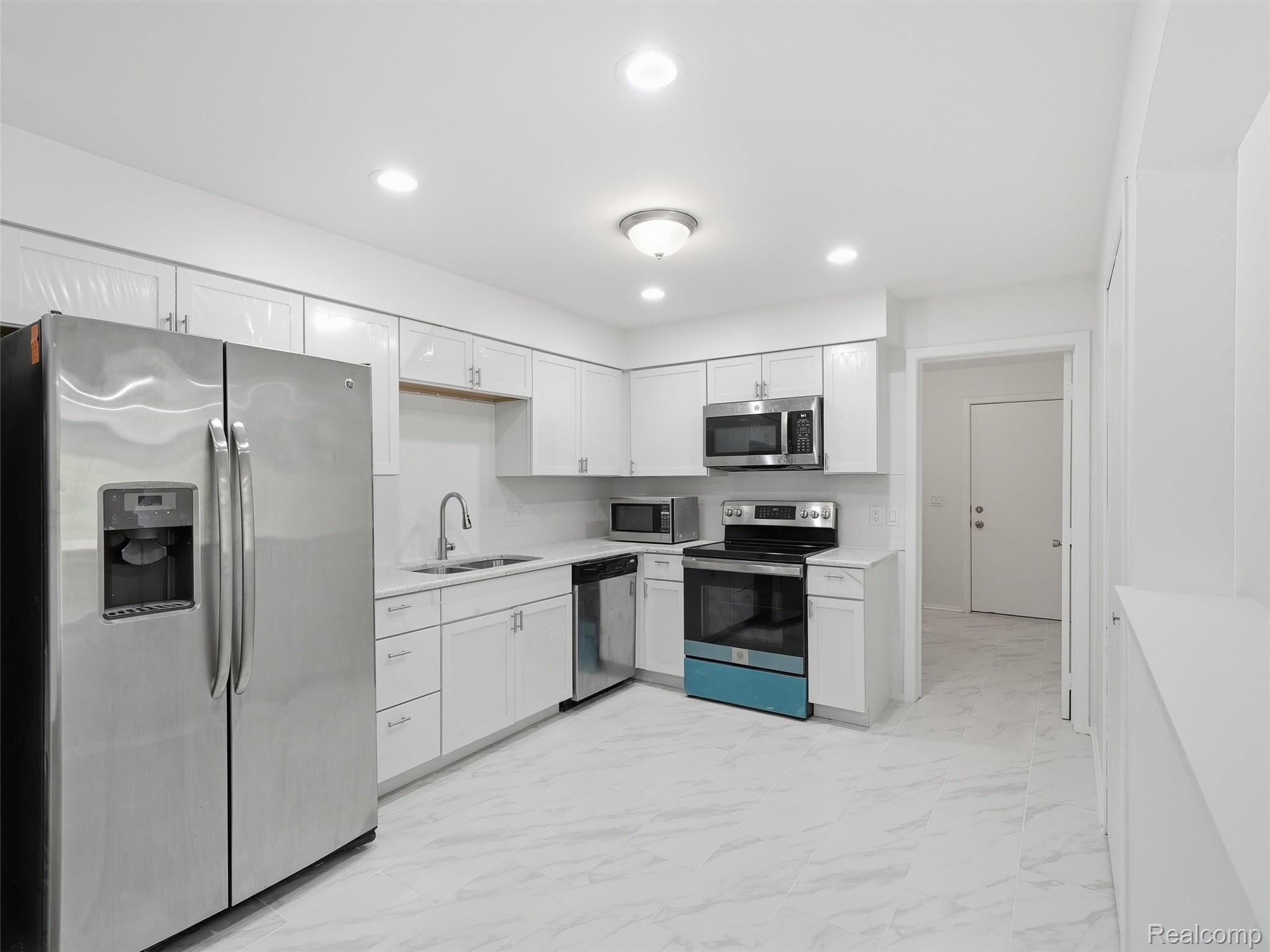 7058 Elmhurst 1