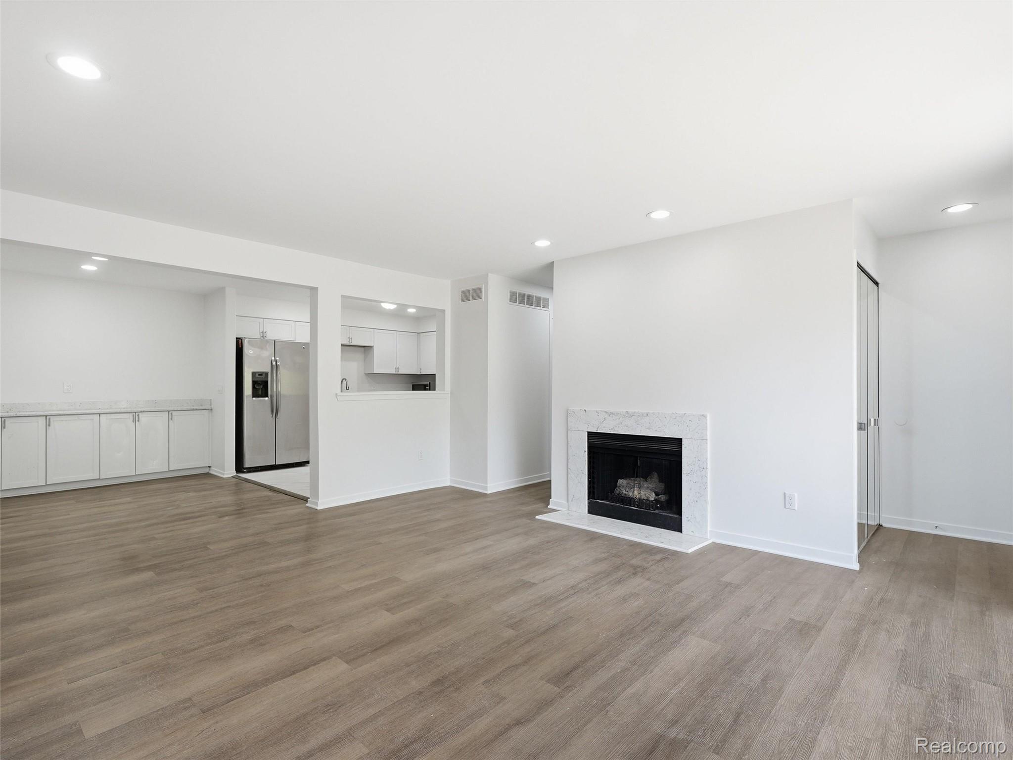 7058 Elmhurst 1