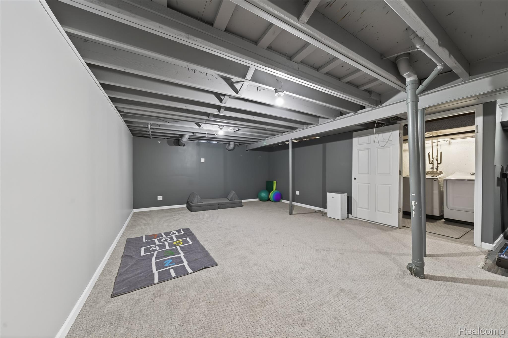 Troy, Michigan 48083, United States, 4 Bedrooms Bedrooms, ,3 BathroomsBathrooms,Residential,Active,248371