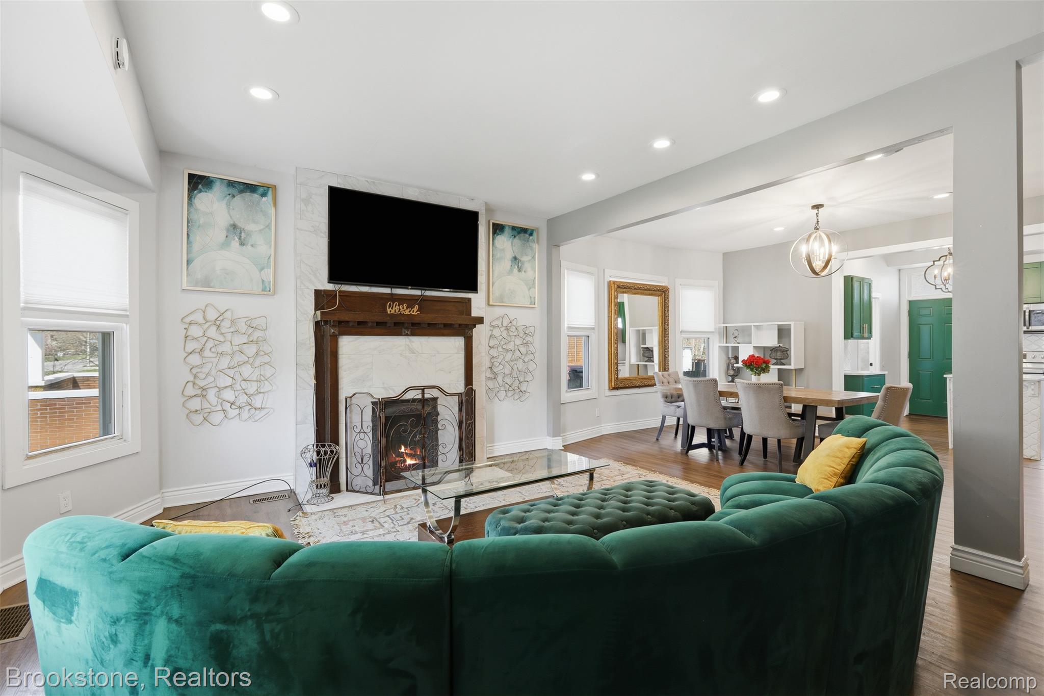 852 & 854 E Grand Boulevard