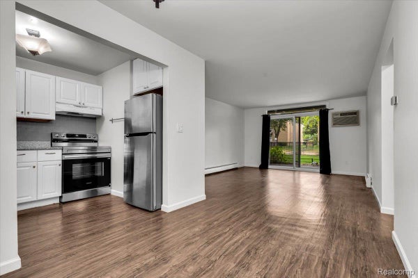 4909 N CROOKS ROAD # D-1, ROYAL OAK, MI 48073 - Image 1a103bdb89cbcdfa21a3cab597936fe7/2470497176