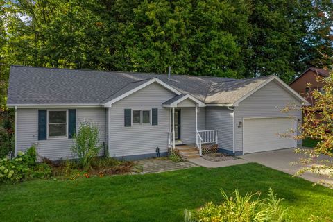 1251 Farmington Drive Garfield Charter Township MI 49696