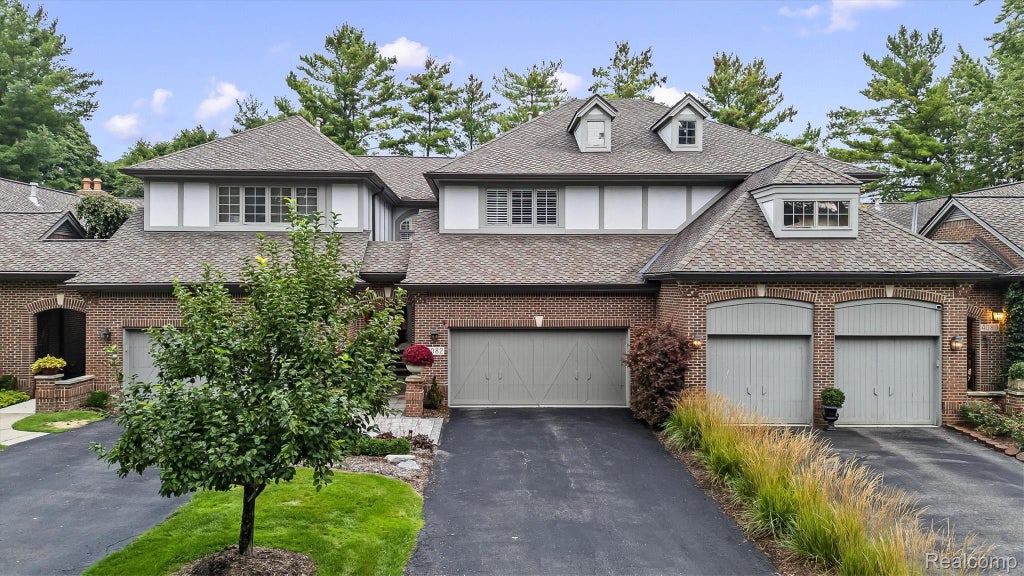 Photo of 4082 Cranbrook Court, Bloomfield Charter Township, MI 48301 (MLS # 20261071093)