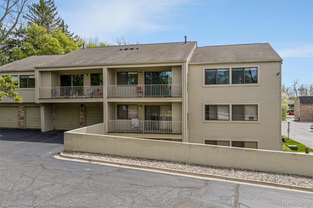 Photo of 3805 S Lone Pine Rd #300, West Bloomfield Charter Township, MI 48323 (MLS # 20261071060)