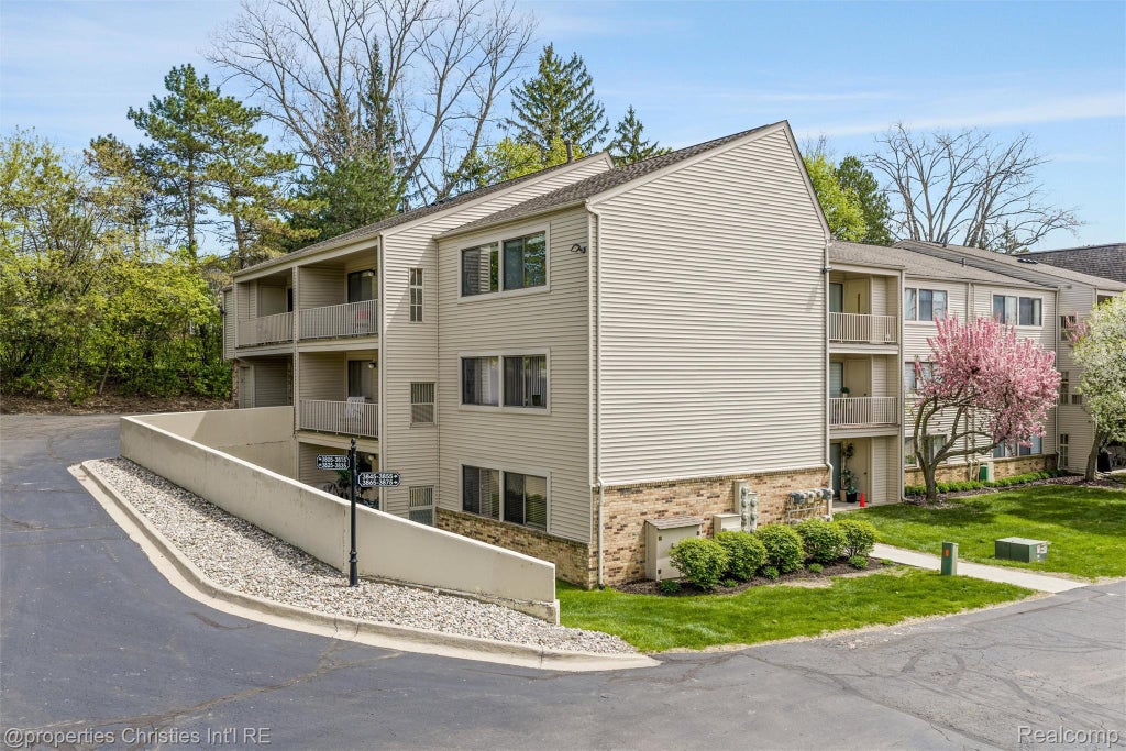 Photo of 3805 S Lone Pine Rd #300, West Bloomfield Charter Township, MI 48323 (MLS # 20261071060)