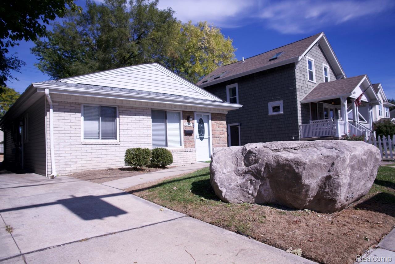 1205 E 14 Mile Rd