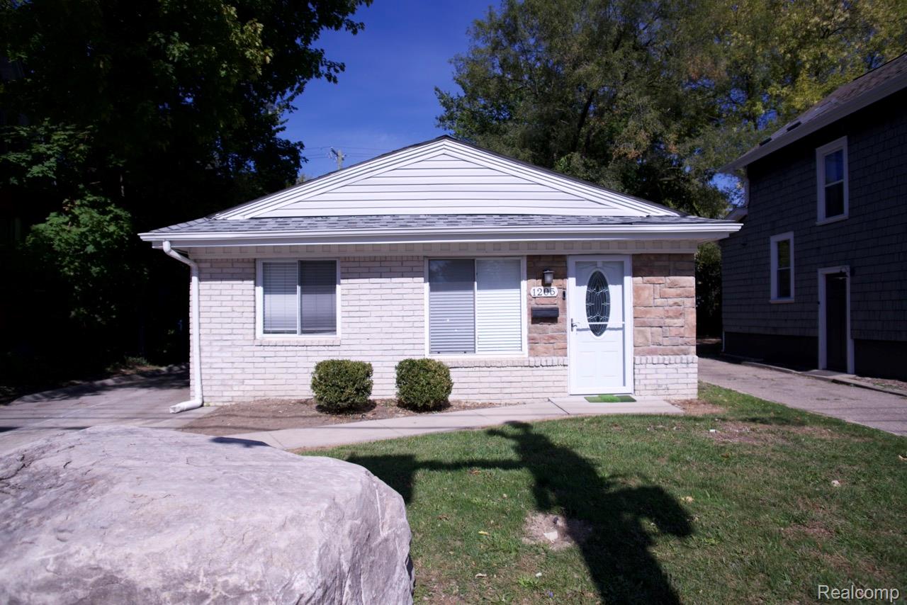 1205 E 14 Mile Rd
