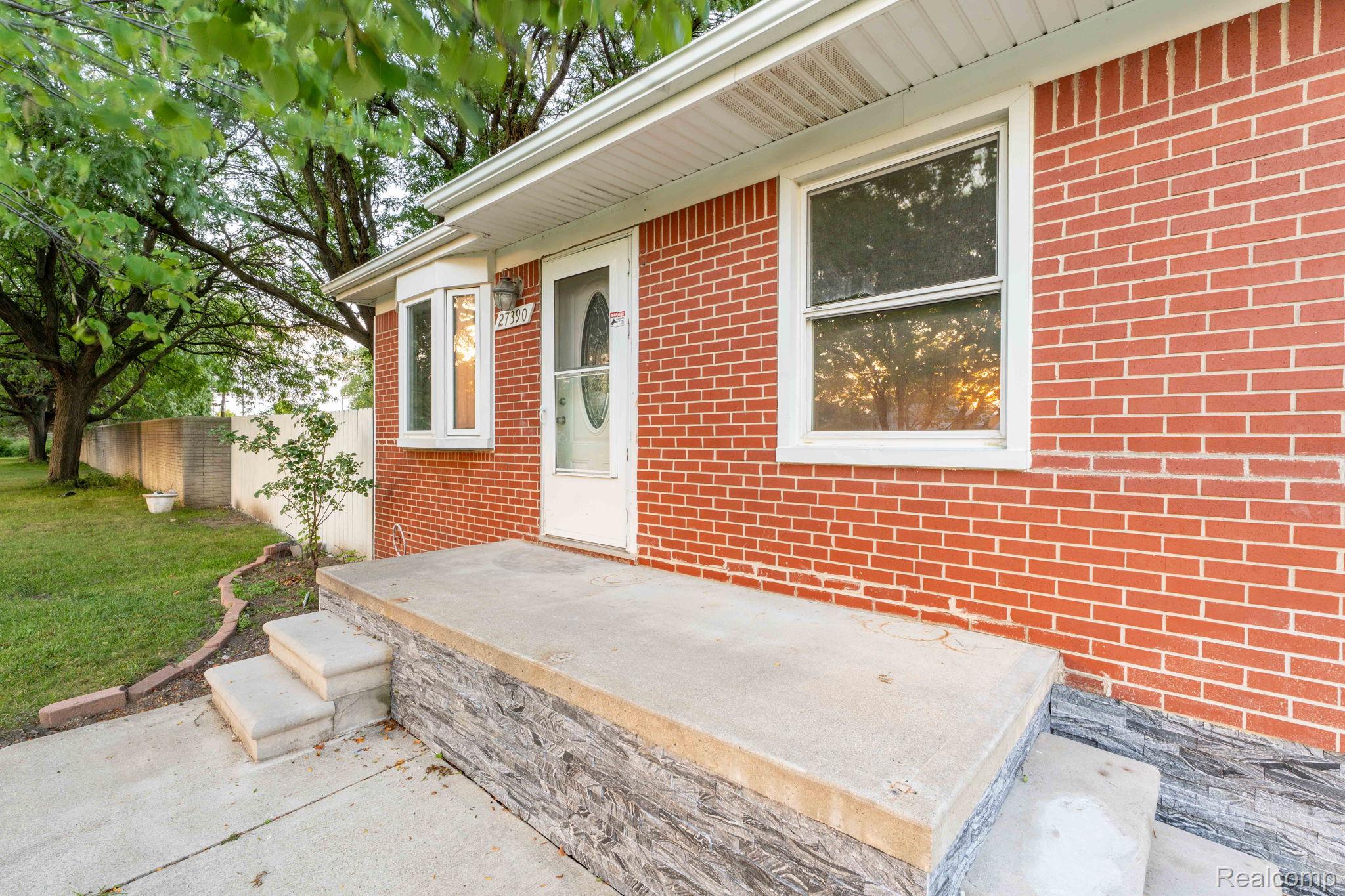 27390 Seyburn Avenue