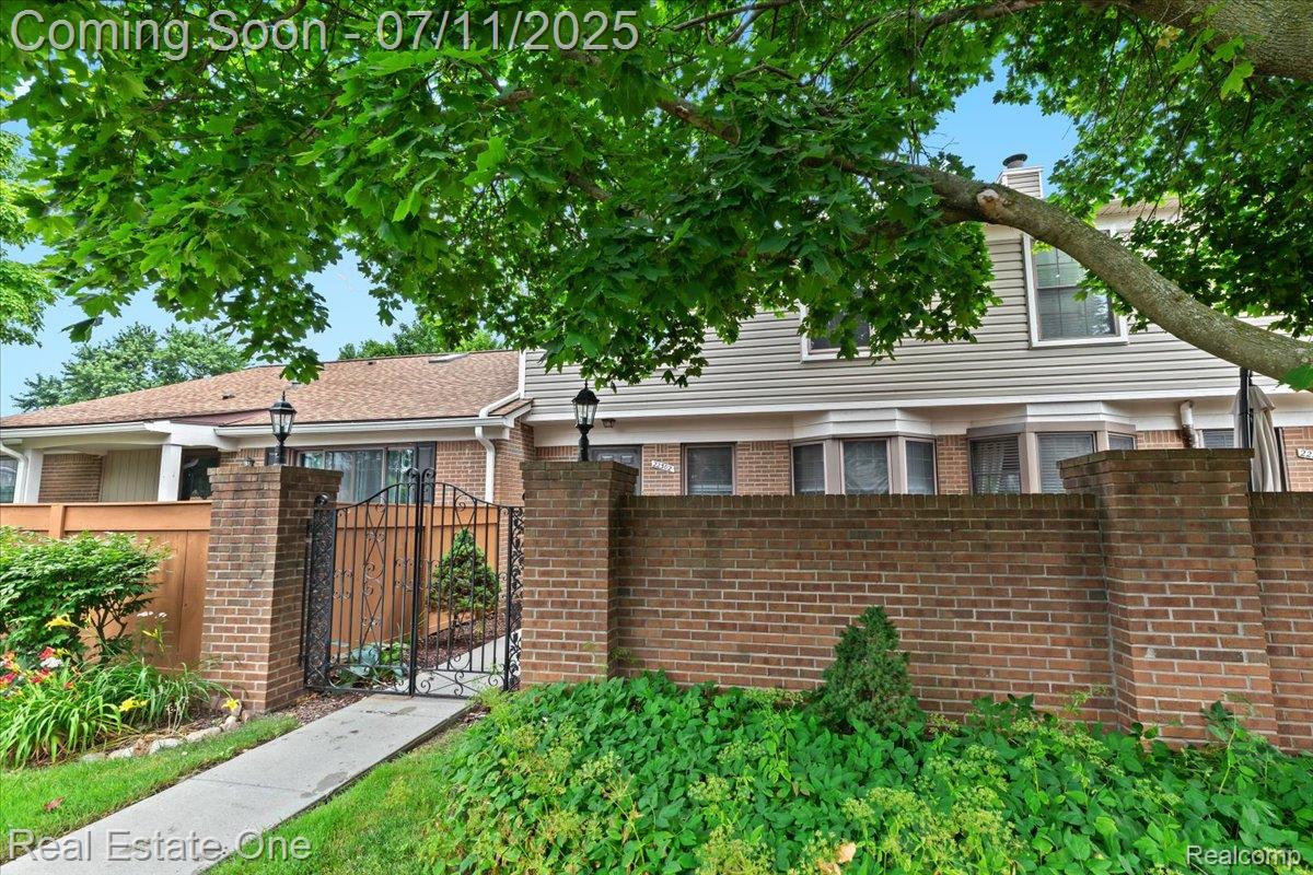 22302 Pondview