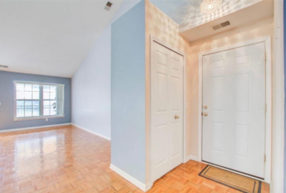 712 W Barrington Circle