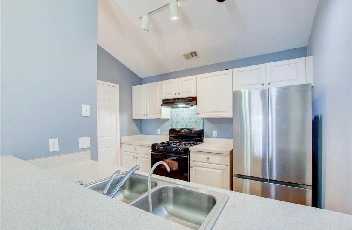 712 W Barrington Circle