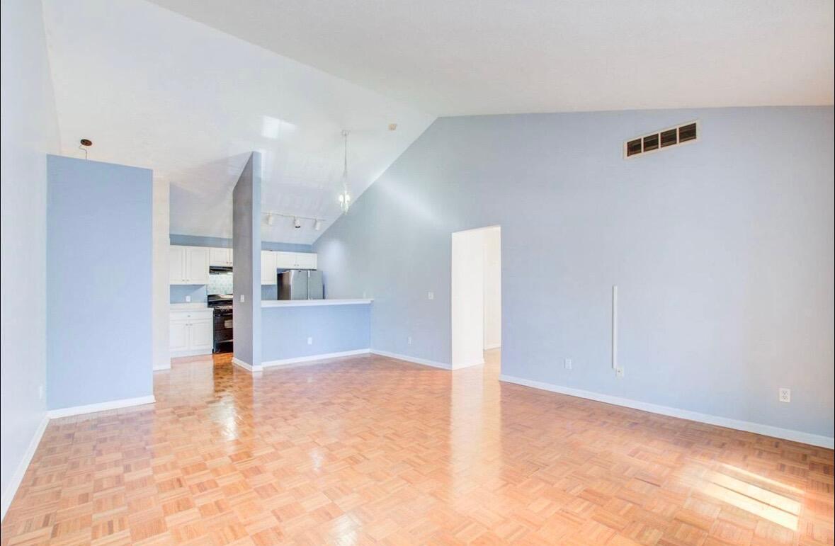 712 W Barrington Circle