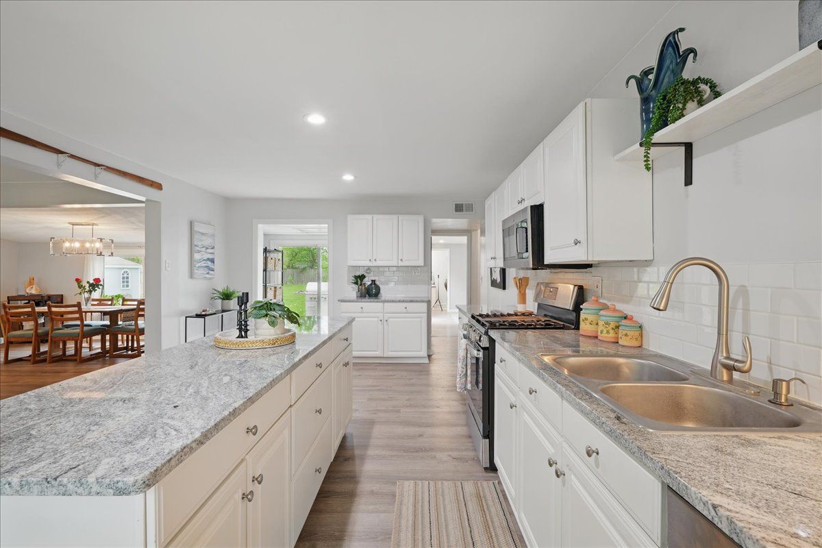 Waterford Charter Township, Michigan 48328, United States, 4 Bedrooms Bedrooms, ,2 BathroomsBathrooms,Residential,Pending,130878