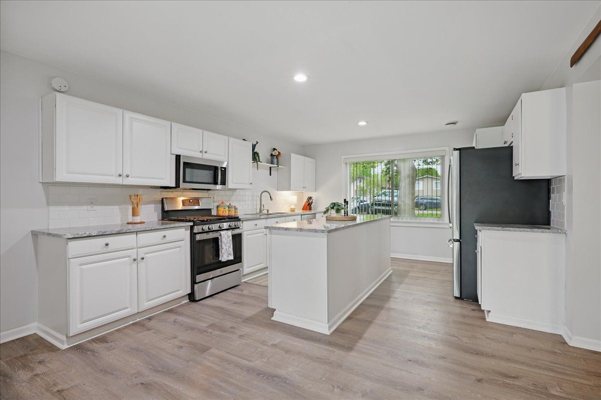 Waterford Charter Township, Michigan 48328, United States, 4 Bedrooms Bedrooms, ,2 BathroomsBathrooms,Residential,Pending,130878