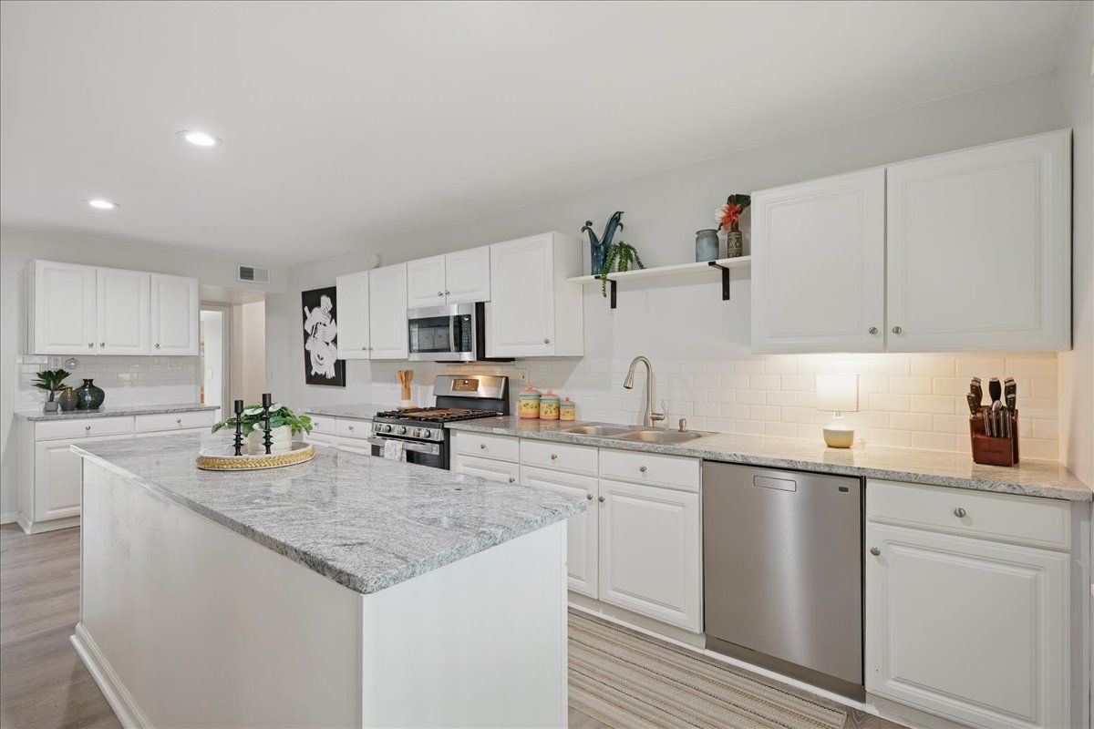 Waterford Charter Township, Michigan 48328, United States, 4 Bedrooms Bedrooms, ,2 BathroomsBathrooms,Residential,Pending,130878