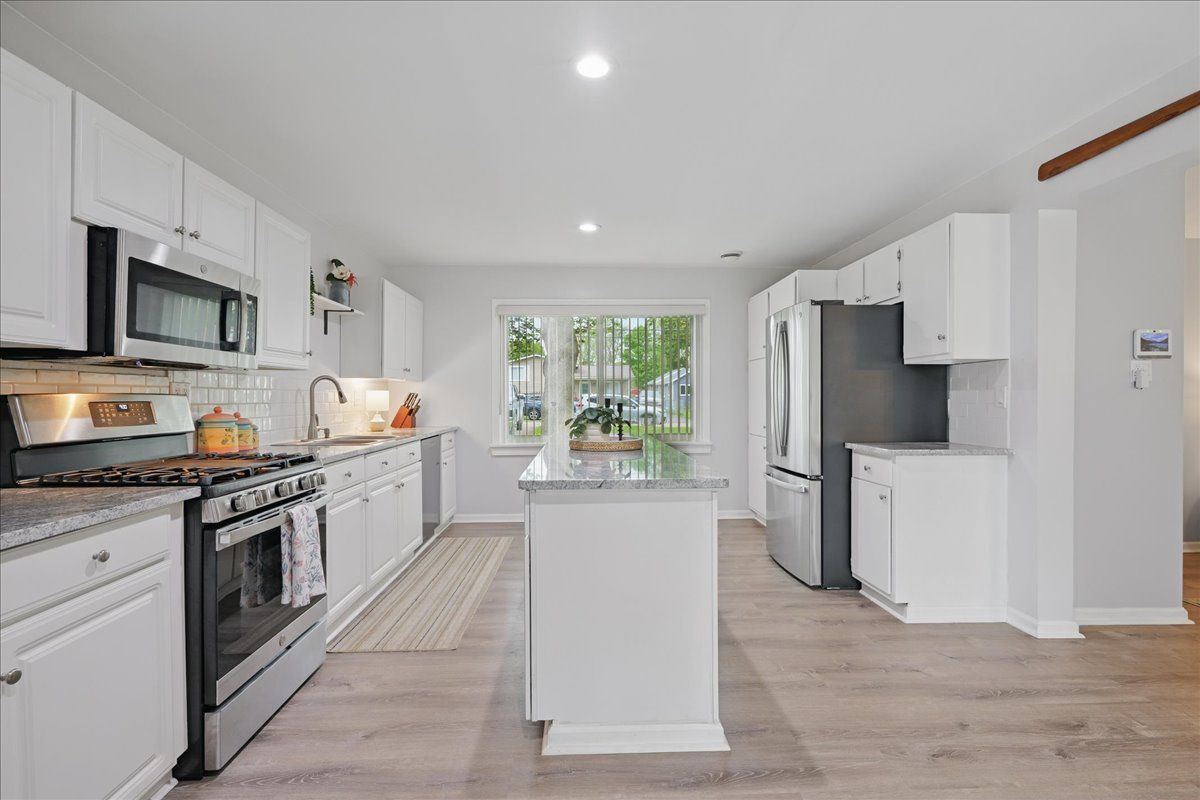 Waterford Charter Township, Michigan 48328, United States, 4 Bedrooms Bedrooms, ,2 BathroomsBathrooms,Residential,Pending,130878