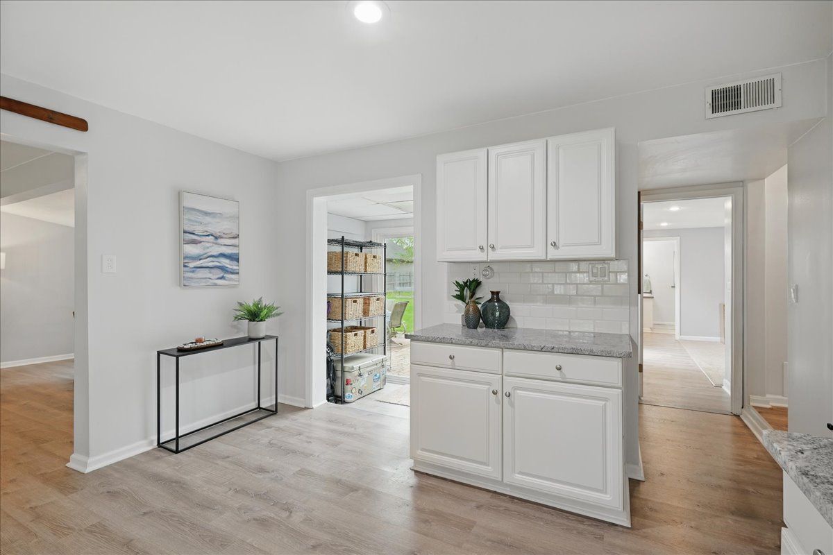 Waterford Charter Township, Michigan 48328, United States, 4 Bedrooms Bedrooms, ,2 BathroomsBathrooms,Residential,Pending,130878