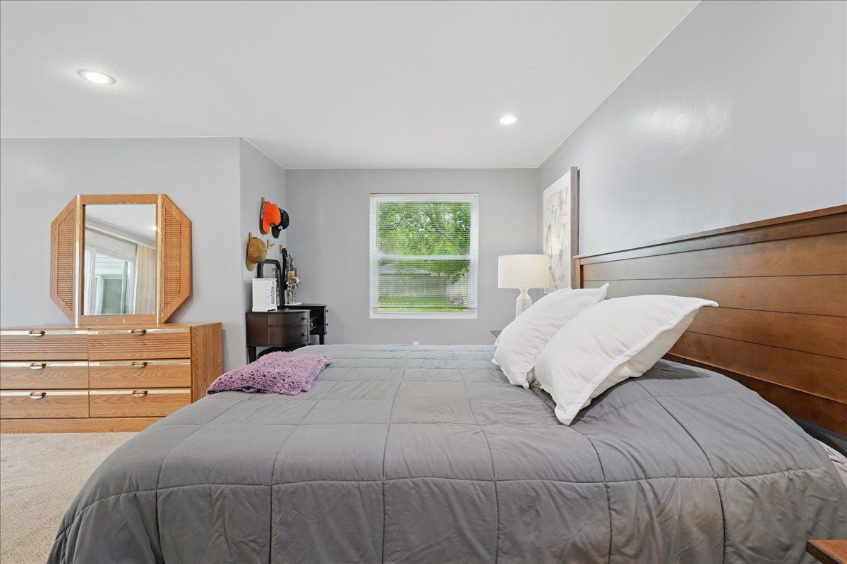 Waterford Charter Township, Michigan 48328, United States, 4 Bedrooms Bedrooms, ,2 BathroomsBathrooms,Residential,Pending,130878