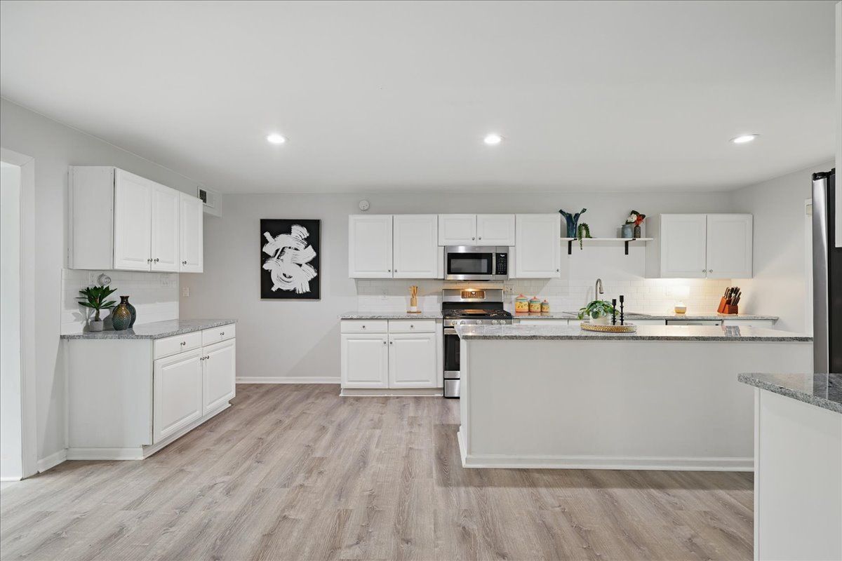 Waterford Charter Township, Michigan 48328, United States, 4 Bedrooms Bedrooms, ,2 BathroomsBathrooms,Residential,Pending,130878