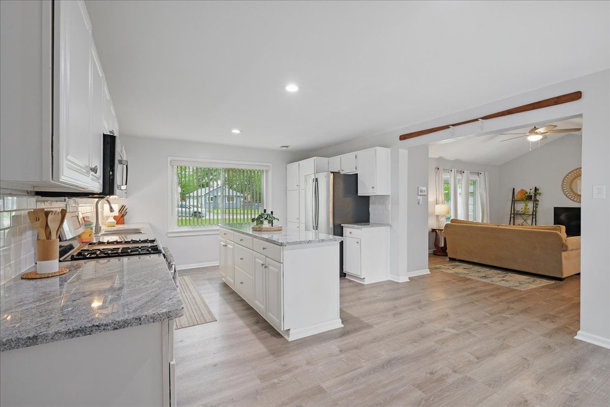 Waterford Charter Township, Michigan 48328, United States, 4 Bedrooms Bedrooms, ,2 BathroomsBathrooms,Residential,Pending,130878