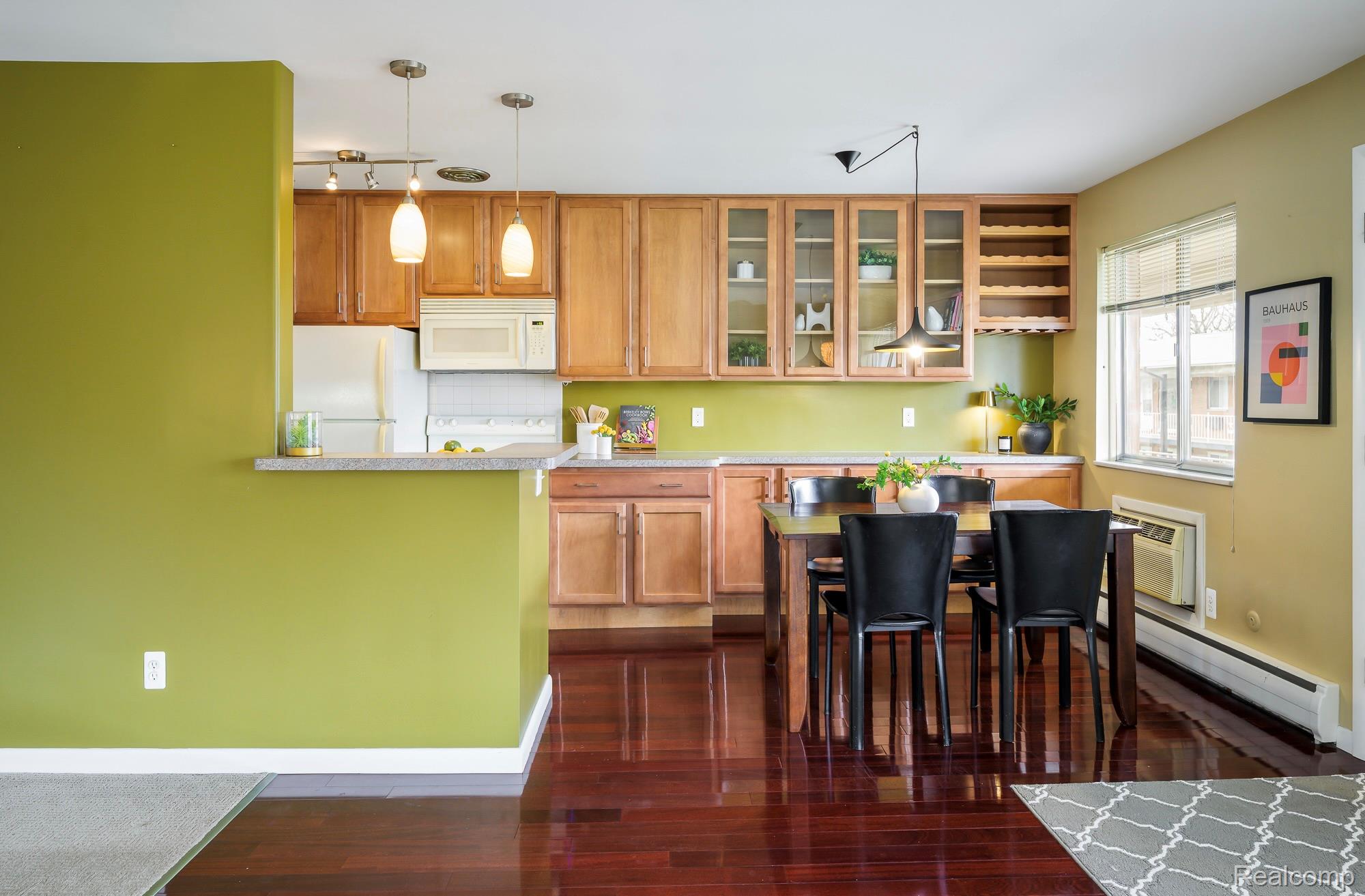 2125 Clawson Avenue 204
