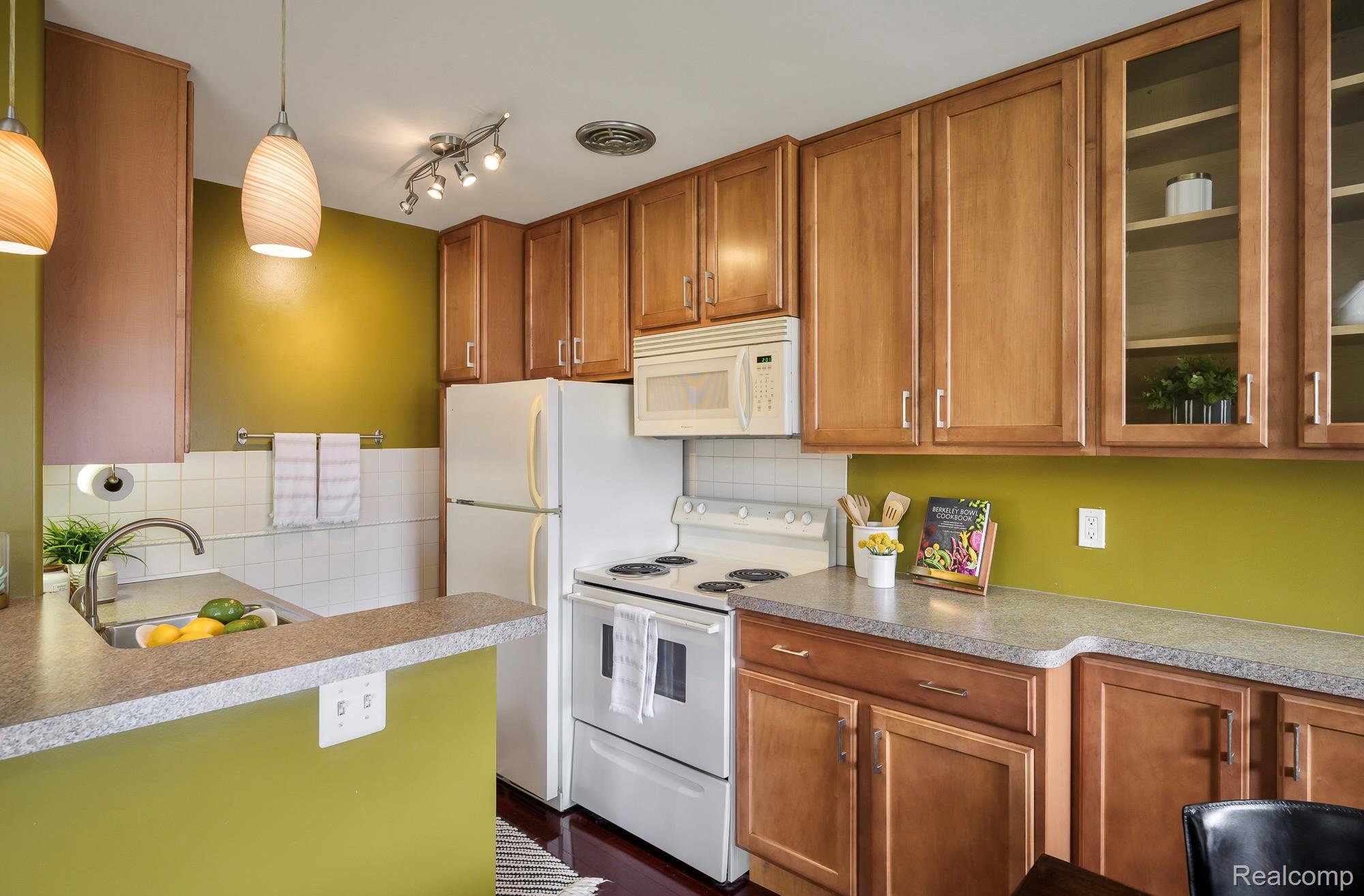 2125 Clawson Avenue 204