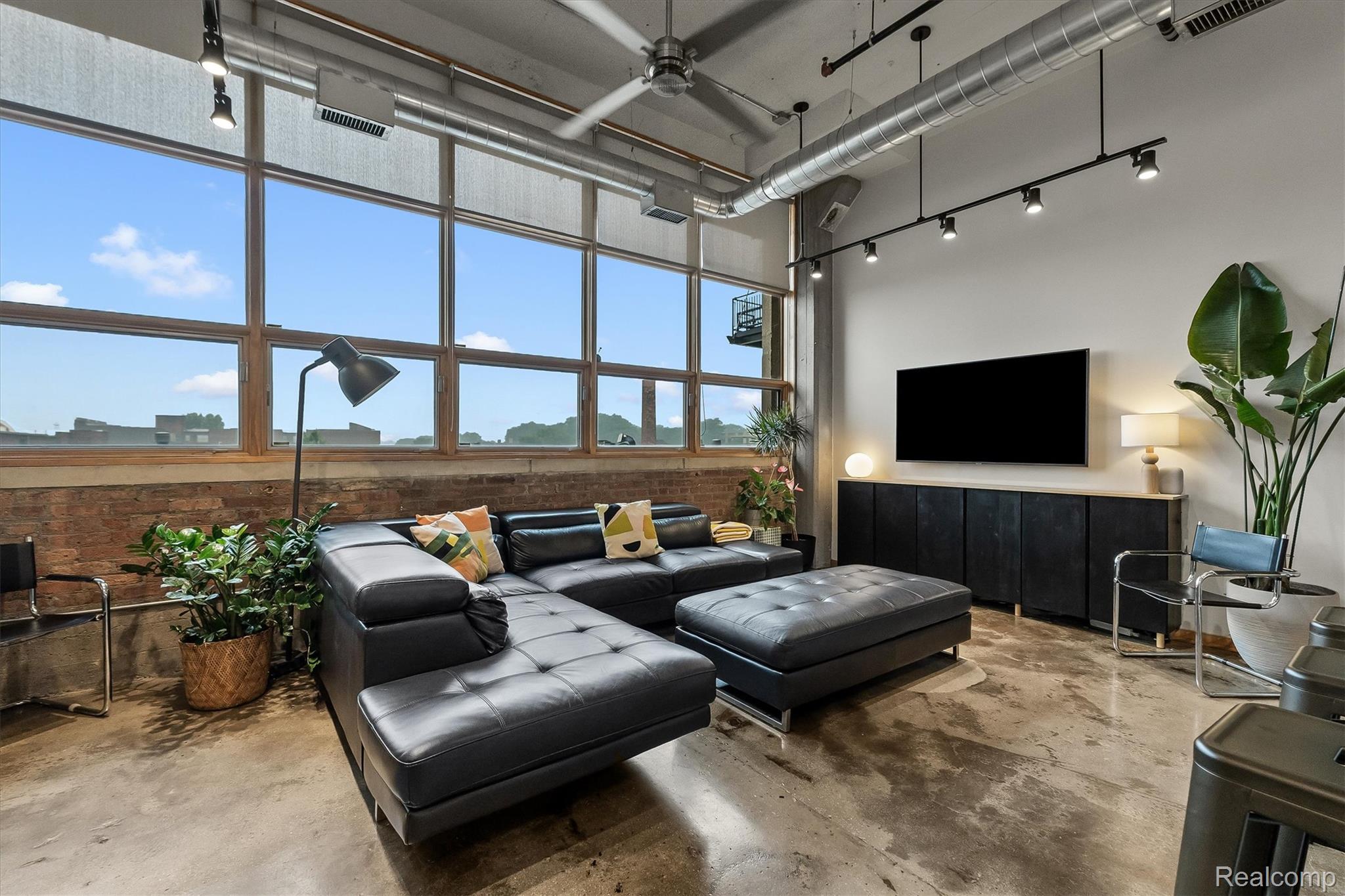 444 W Willis Street 304
