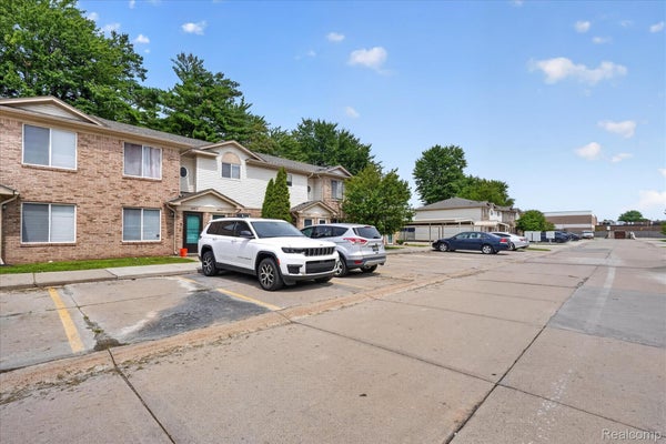 30336 WEDGEWOOD CIR, ROSEVILLE, MI 48066 - Image 1b8a2a9921676f1517c6ea09527f49ef/3463529552