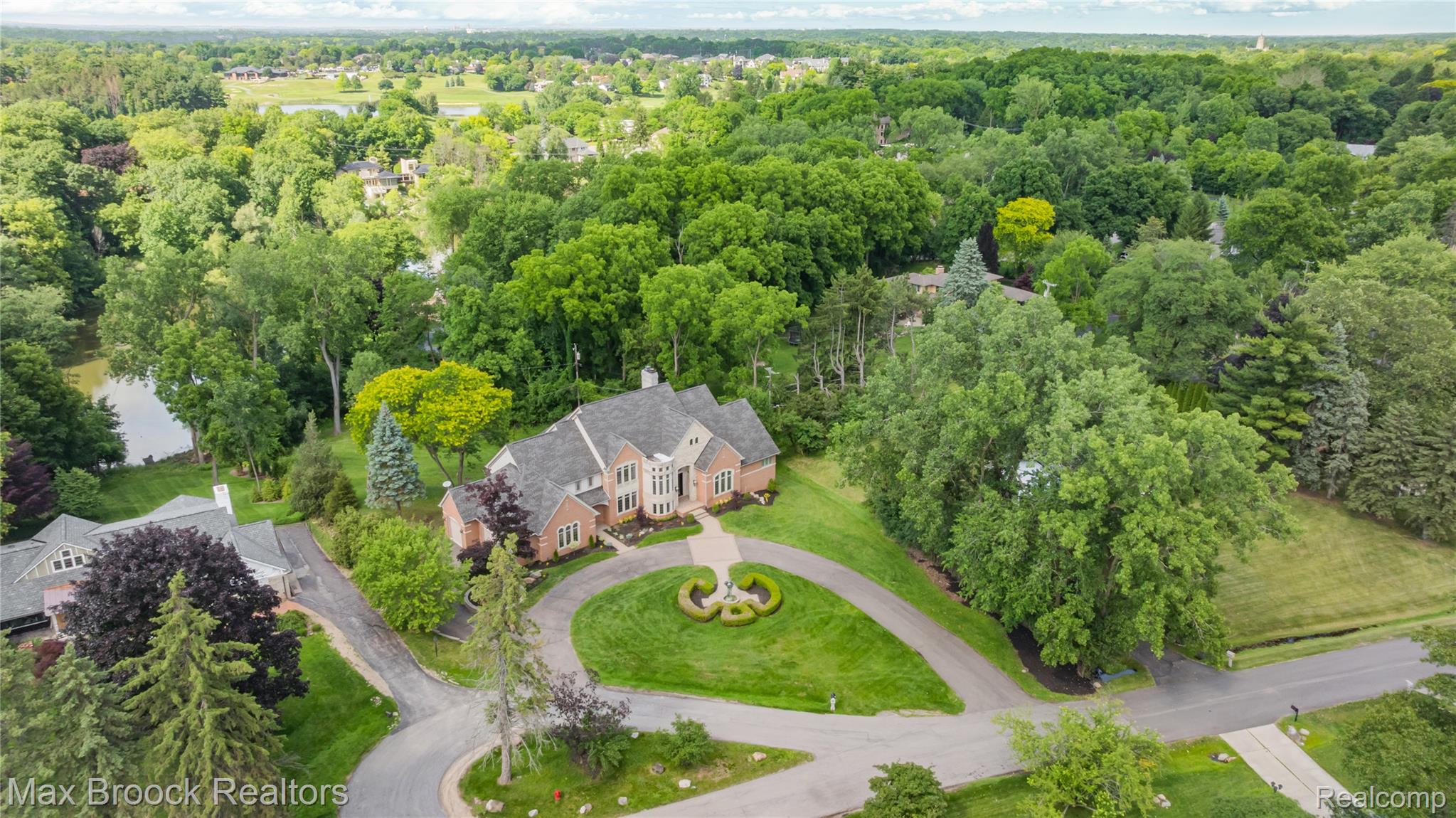 1888 W Tahquamenon Court