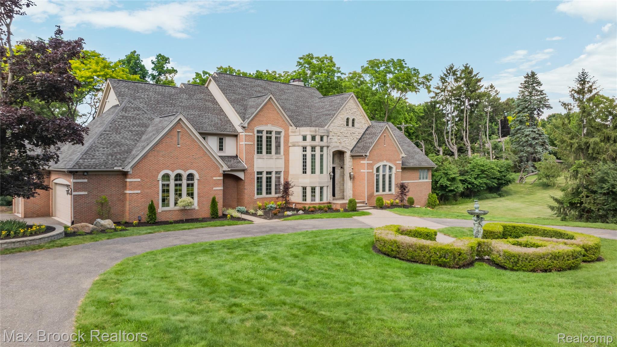 1888 W Tahquamenon Court