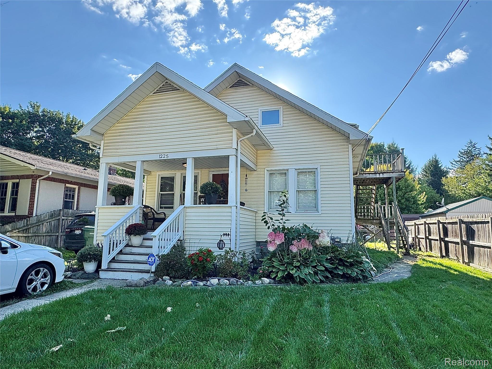 1225 N Saginaw Street W