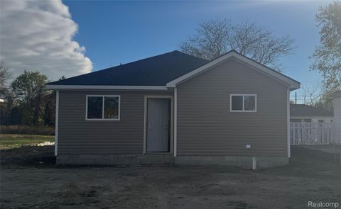 23266 Wellington Avenue Warren City MI 48089