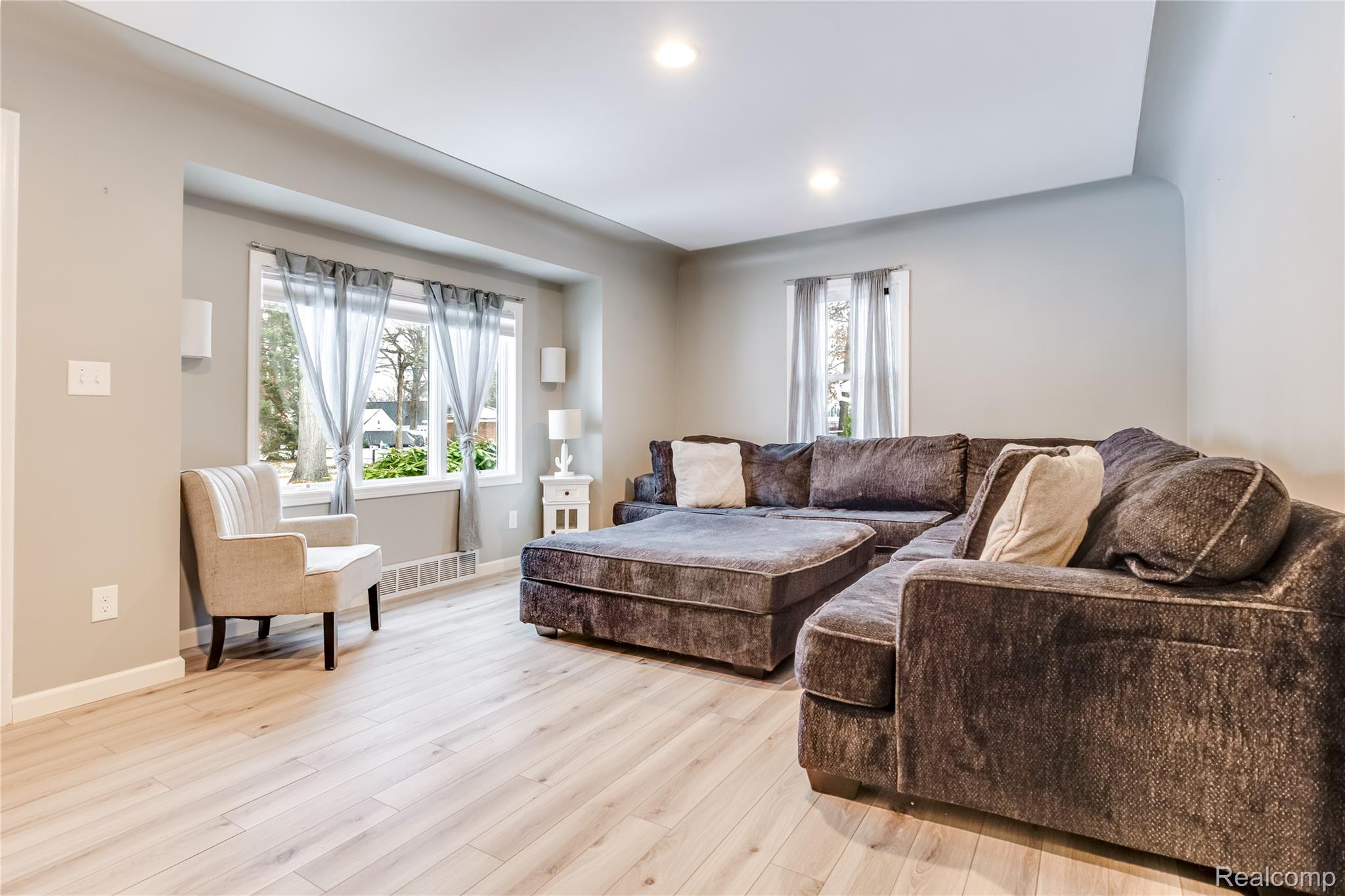 3444 Riverside Drive